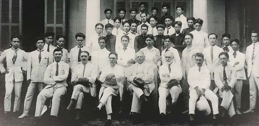 Teachers and Students of the Ecole des Beaux-Arts de L'indochine in Hanoi during the 1920s.